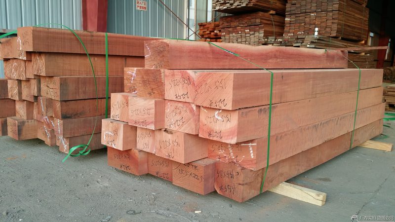 复合地板与瓷砖：耐久性对决，谁更胜一筹？**